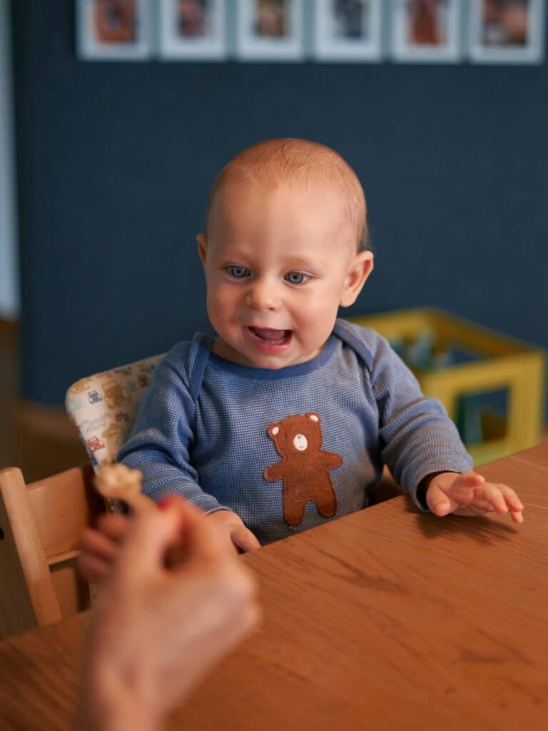 Bébé qui prend son repas