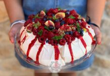 Pavlova avec beaucoup de fruits